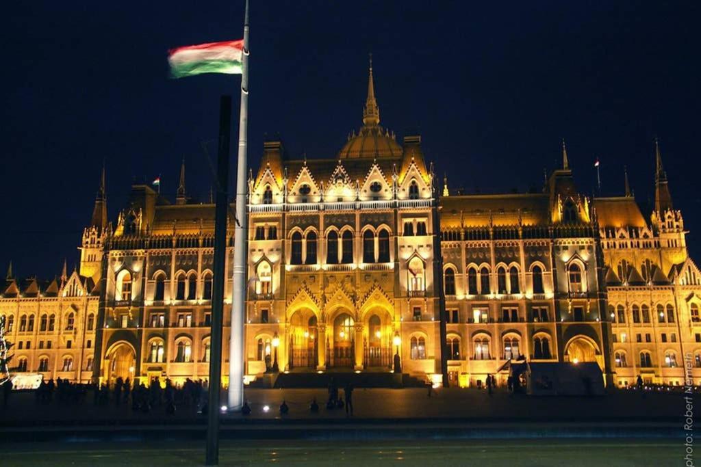And Cozy Next To The Parliament Apartament
